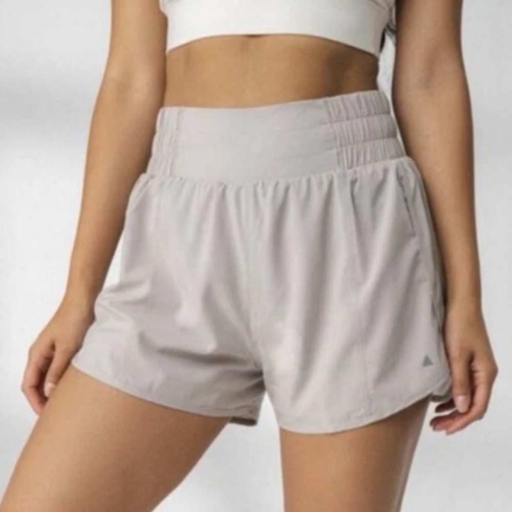 Balance Athletica Breeze Workout Shorts in Fog size S